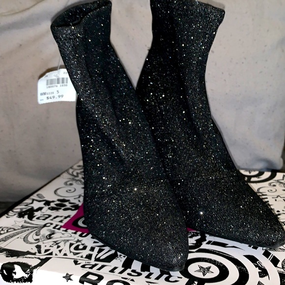 Womans size 5 booties - Picture 3 of 5